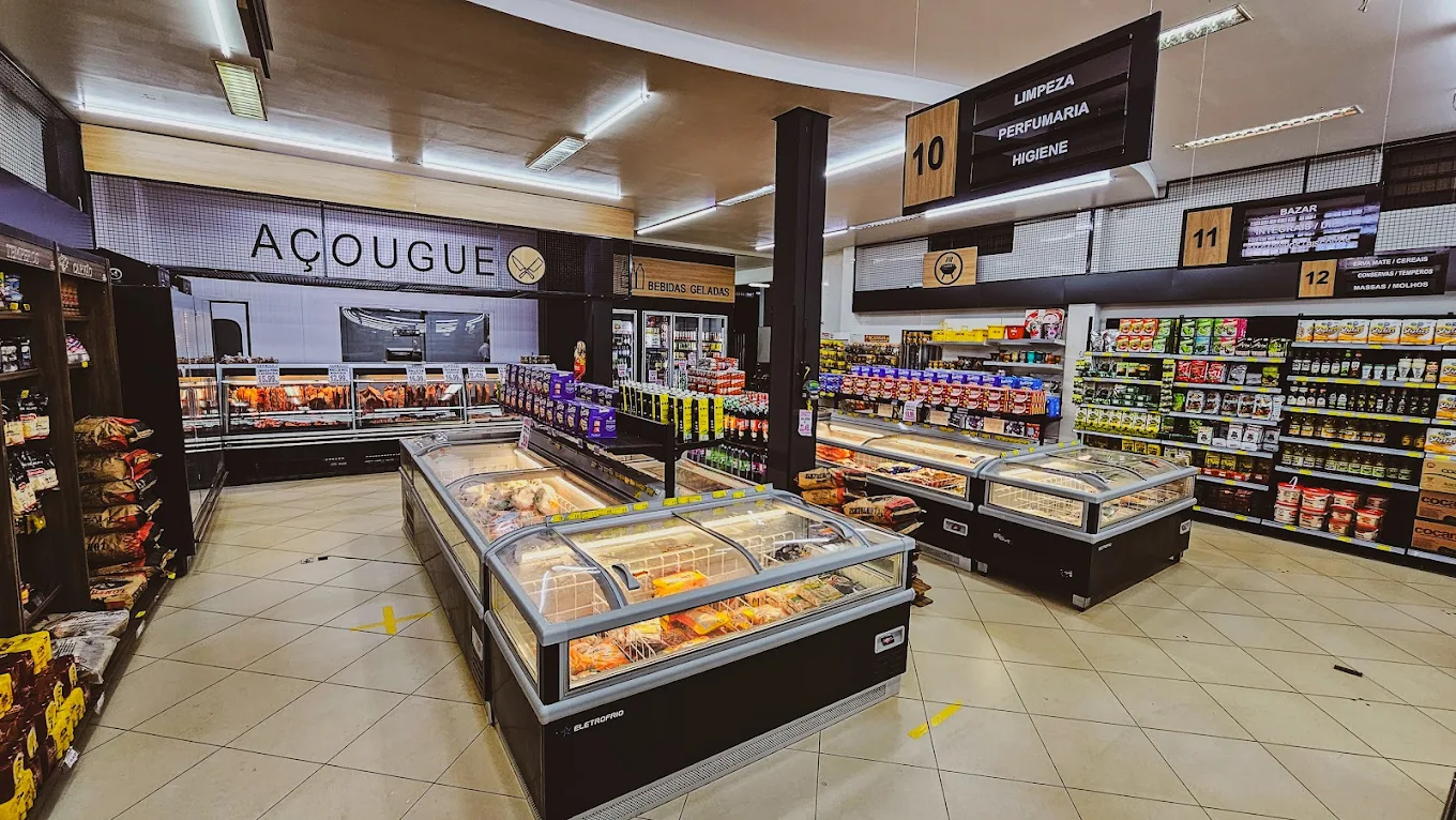 Interior real, moderno e organizado do Supermercado São Roque